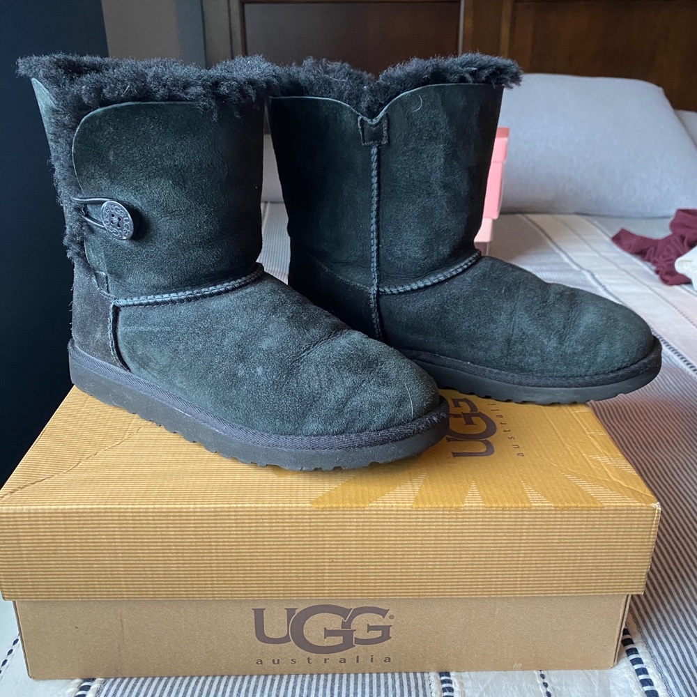 Black Bailey button Ugg’s (size 6)